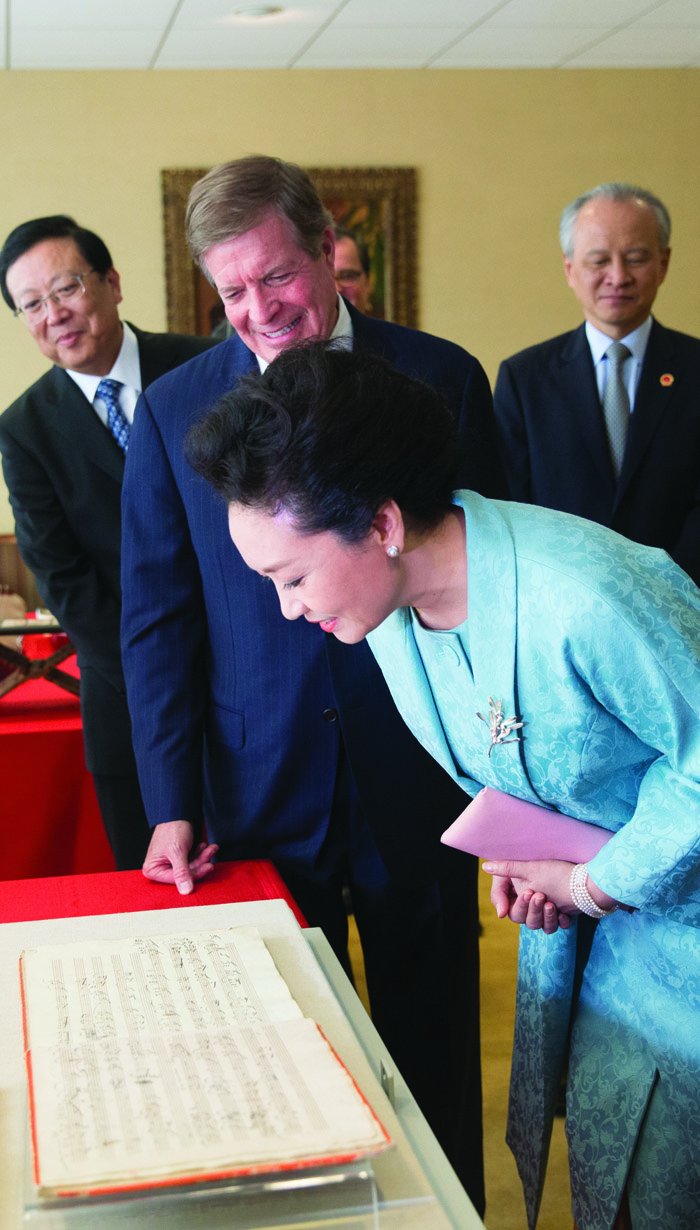 Peng Liyuan looks at manuscripts.