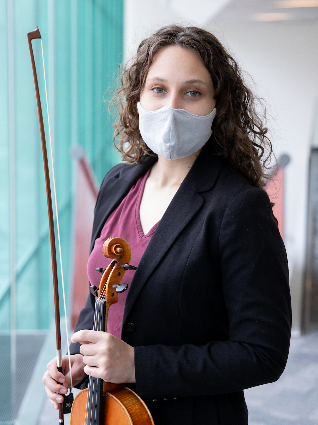 Noémie Chemali holding her viola. She is wearing a face covering.