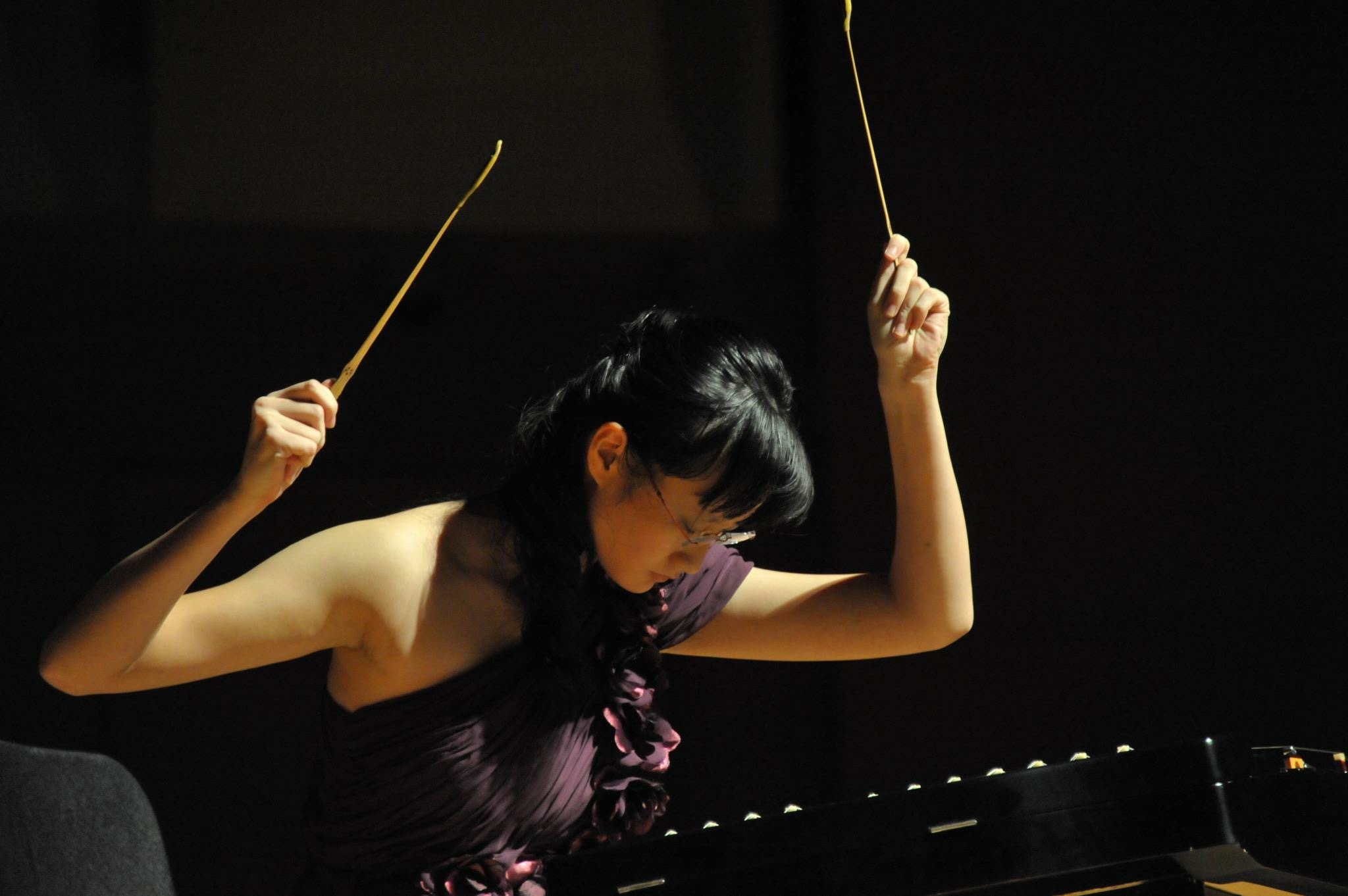 Cheng Jin playing an instrument