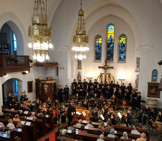 Performance photo showing the sanctuary, looking down from above, of the church where the Juilliard415 ensemble and the Yale Schola Cantorum performed this summer