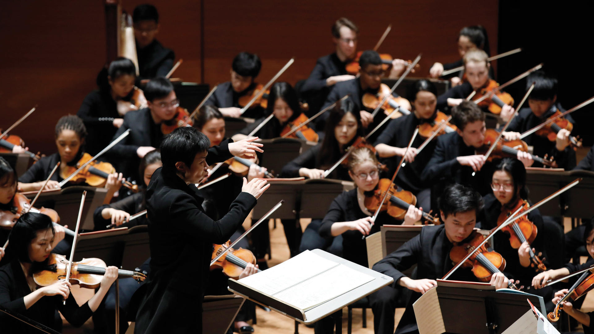 Conductor Chen Lin leads the Juilliard Orchestra