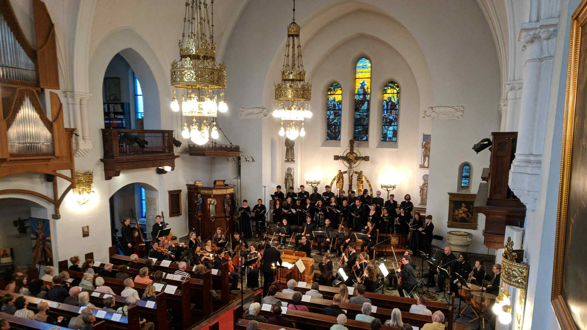 Performance photo showing the sanctuary, looking down from above, of the church where the Juilliard415 ensemble and the Yale Schola Cantorum performed this summer