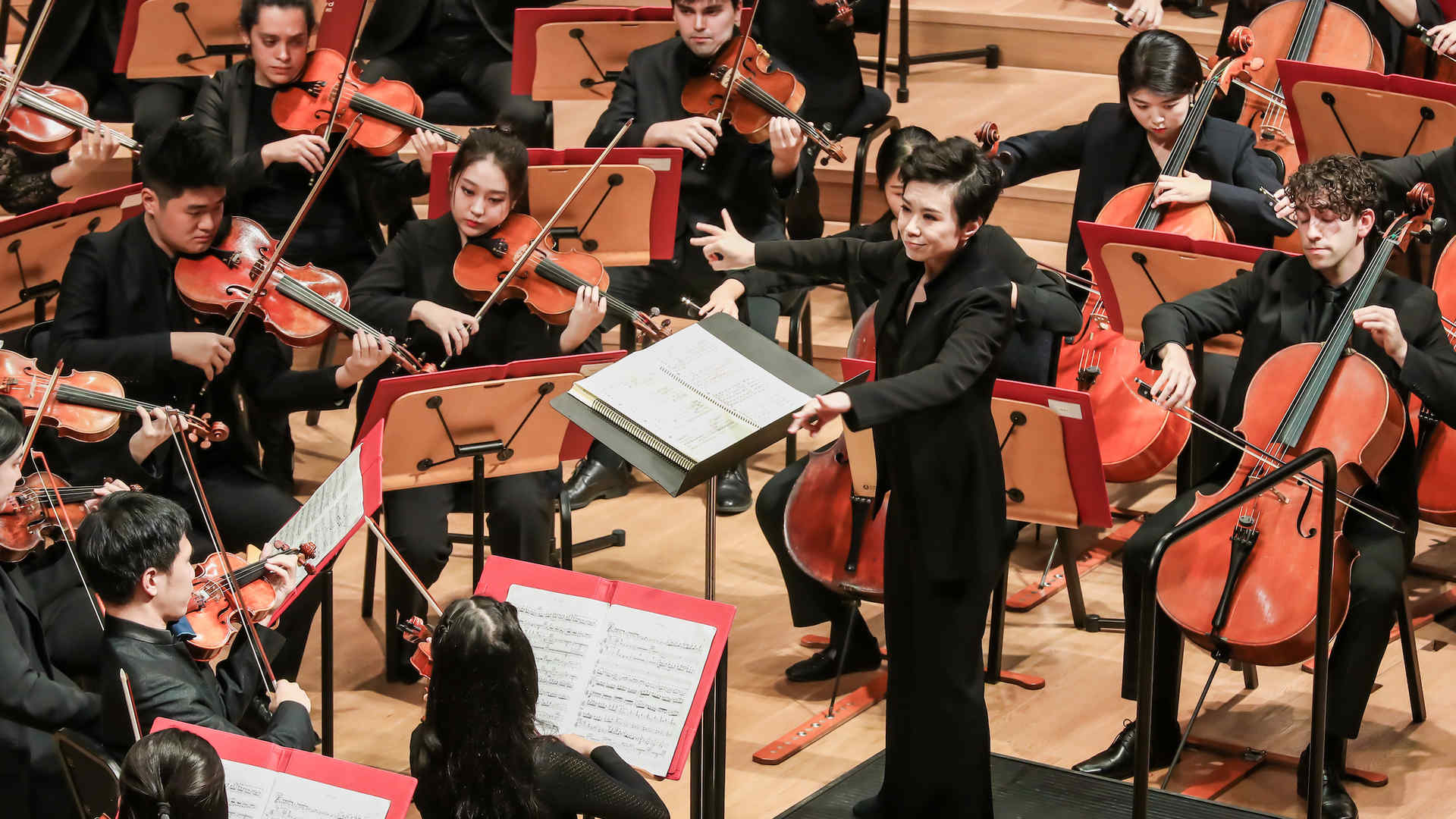 Chen Lin conducting the Tianjin Juilliard Orchestra