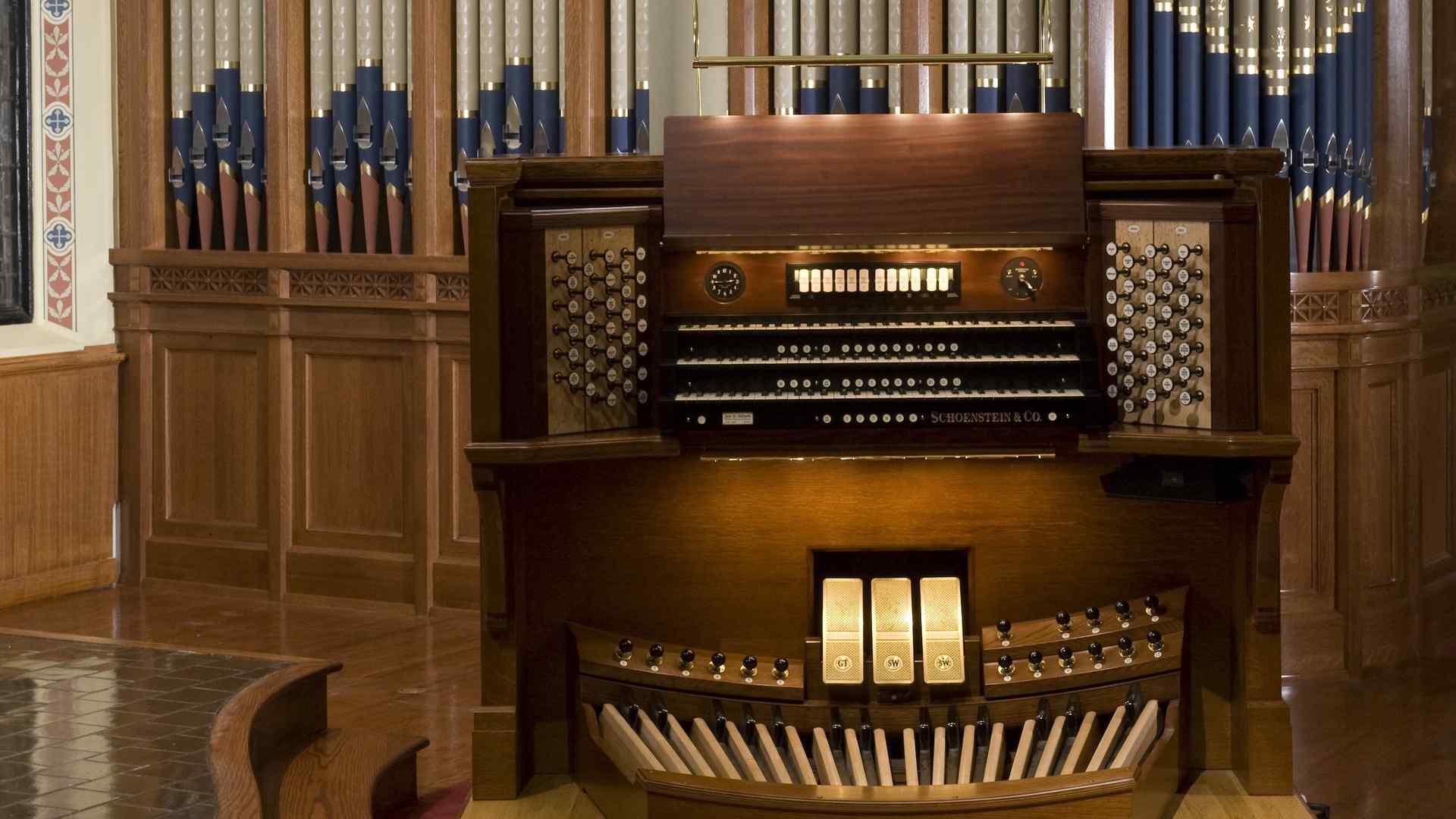 The organ console and behind it the pipes and case