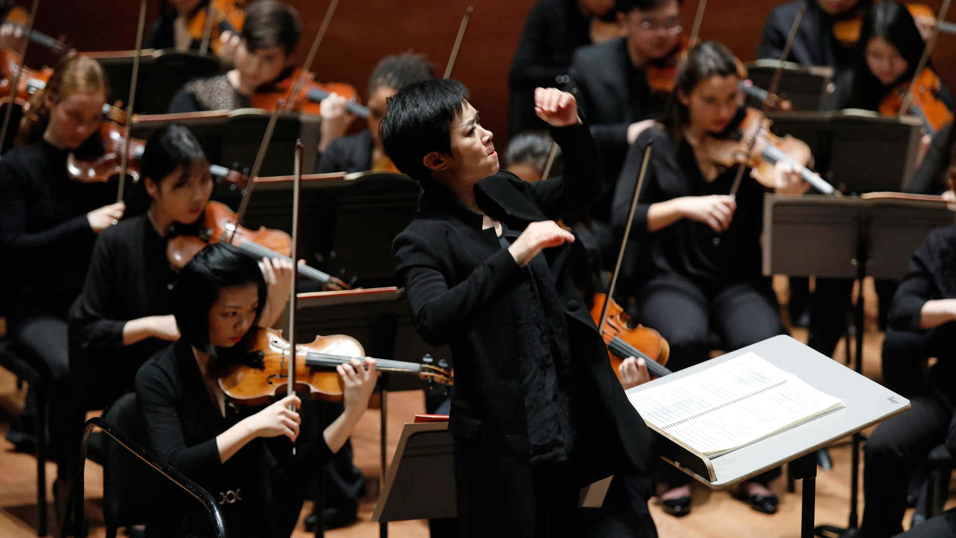 Conductor Chen Lin and the Juilliard orchestra
