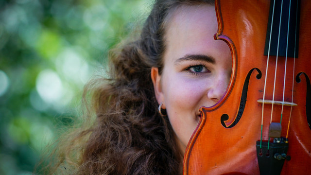 Charlotte Loukola, Violin